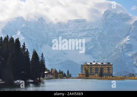 La massiccia mole del Monte Sorapiss fanno da sfondo a Lago di Misurina Foto Stock