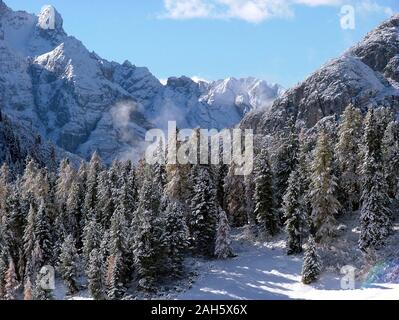 Boschi innevati circondato da montagne nel paesaggio di Prato Piazza Foto Stock