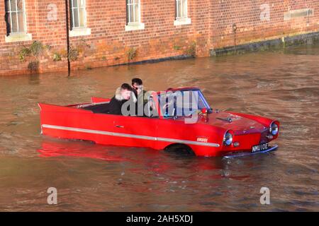 Un veicolo anfibio in allagato il fiume Avon. Il fiume Avon ha allagato i campi nelle vicinanze a Tewkesbury, GLOUCESTERSHIRE REGNO UNITO, a Cotswolds città mercato, raffigurato su un soleggiato del giorno di Natale, 2019. La città sorge alla confluenza del fiume Severn e il fiume Avon. Le Midlands e Inghilterra del sud ha subito inondazioni durante l approccio al Natale. Foto Stock