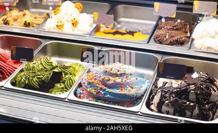 La vendita di freschi e deliziosi gelati in peso nella vetrina di un negozio, sfondo, deliziosa Foto Stock