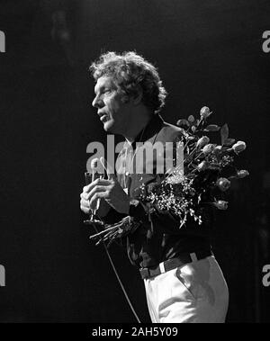 TAGE DANIELSSON autore svedese e artista sul palco con fiore dopo spettacolo al Berns a Stoccolma Foto Stock