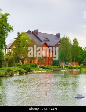 Grande casa in legno e stagno davanti. Mezhyhirya, Kiev, Ucraina Foto Stock