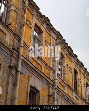 Il vecchio edificio abbandonato la parete di cielo nuvoloso. A Kiev, Ucraina Foto Stock