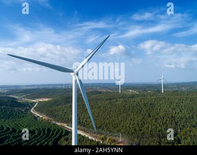 Vista aerea di mulini a vento o turbina eolica sulla fattoria eolica in rotazione per generare energia elettrica Foto Stock