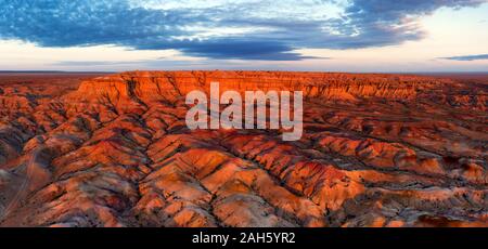 Panoramica aerea di tessiturali a strisce colorate canyon Tsagaan suvarga - Bianco stupa di sunrise. Ulziit soum, provincia Dundgovi, Mongolia Foto Stock