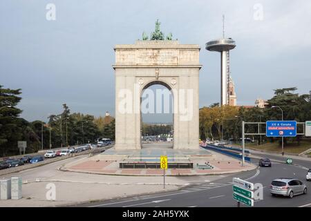 MADRID, Spagna - Dicembre 2019: arco trionfale o arco della vittoria monumento tra strade trafficate. Arco de la Victoria o noto anche come porta di Moncloa. Foto Stock