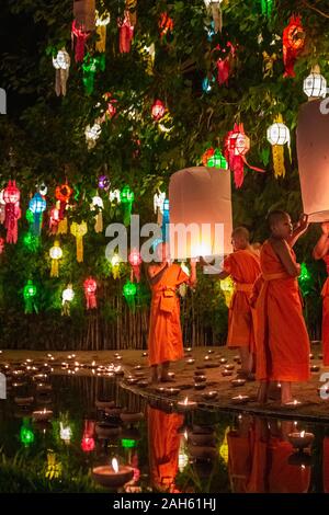 Chaing Mai, Tailandia - 03 Novembre 2017: Loy Krathong festival di Chiangmai. Monaco tradizionale luce pallone galleggiante realizzato in carta annualmente a Wat Ph Foto Stock