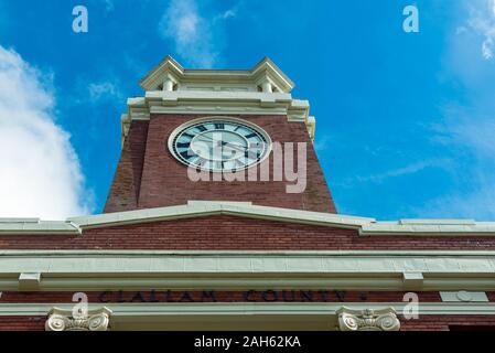 Port Angeles, Washington - 27 Aprile 2014: La Torre dell Orologio si siede in cima alla Clallam County Courthouse Foto Stock