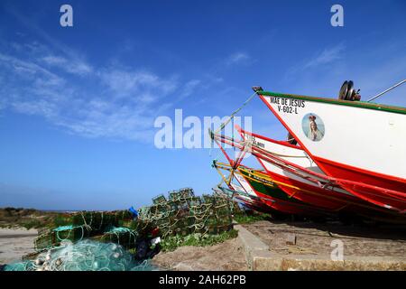 Barche da pesca e trappole per granchi sulla riva a Esposende, provincia di Minho, Portogallo settentrionale Foto Stock