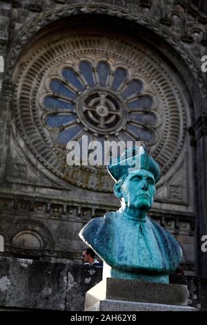 Statua di Antonio Carneiro e finestra di Santa Luzia basilica di Viana do Castelo, Provincia del Minho, Portogallo settentrionale Foto Stock