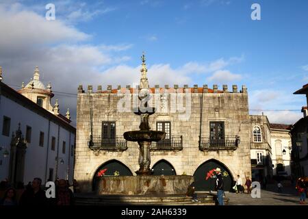 Chiesa della Misericordia edificio (L), Paco do Concelho Municipio della Città Vecchia e Fontana Chafariz, Praca da Republica, Viana do Castelo, Portogallo settentrionale Foto Stock