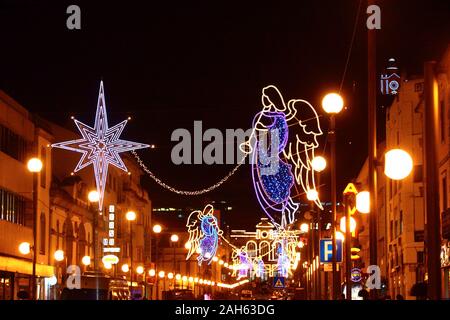 Le decorazioni di Natale sulla Avenida Dos Combatentes da Grande Guerra di notte, Viana do Castelo, Portogallo settentrionale Foto Stock