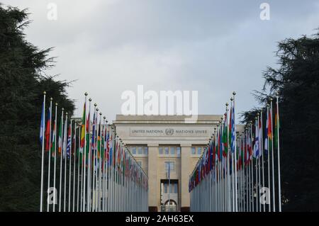 Ginevra, Svizzera. 21 dicembre 2019. Bandiere nazionali all'ingresso dell'Ufficio delle Nazioni Unite (Palais des Nations) a Ginevra. Foto Stock