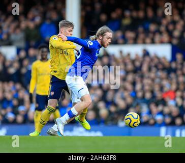 Il 21 dicembre 2019, Goodison Park, Liverpool, in Inghilterra; Premier League, Everton v Arsenal : Tom Davies (26) di Everton controlla la palla sotto pressione da Emile Smith Rowe (32) dell'Arsenal Credito: Conor Molloy/news immagini Foto Stock