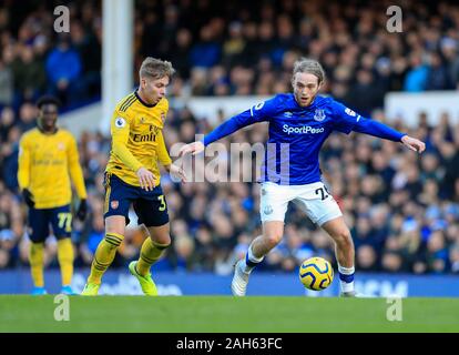 Il 21 dicembre 2019, Goodison Park, Liverpool, in Inghilterra; Premier League, Everton v Arsenal : Tom Davies (26) di Everton controlla la palla sotto pressione da Emile Smith Rowe (32) dell'Arsenal Credito: Conor Molloy/news immagini Foto Stock