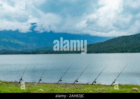 Canna da pesca che è impiantato a terra a Huai Pa Daeng , Serbatoio Phetchabun in Thailandia. Foto Stock