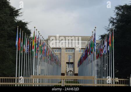 Ginevra, Svizzera. 21 dicembre 2019. Bandiere nazionali all'ingresso dell'Ufficio delle Nazioni Unite (Palais des Nations) a Ginevra. Foto Stock