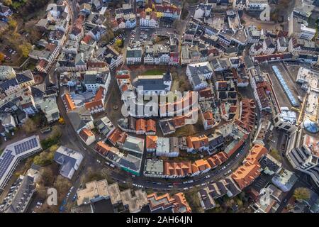 Foto aerea, la storica città vecchia, city ring road, Chiesa del Redentore, Kirchplatz, Lüdenscheid, Märkischer Kreis, Sauerland, Nord Rhine-Westphali Foto Stock