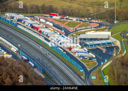 Fotografia aerea, autostrada A45, parcheggio camion, di riposo e di area di servizio Sauerland West, di riposo e di area di servizio Sauerland Est, Lüdenscheid, Märkischer K Foto Stock