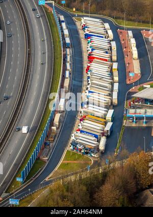 Fotografia aerea, autostrada A45, parcheggio camion, di riposo e di area di servizio Sauerland West, di riposo e di area di servizio Sauerland Est, Lüdenscheid, Märkischer K Foto Stock