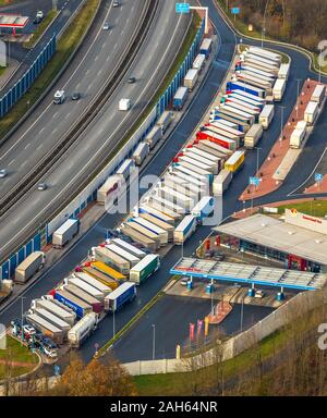 Fotografia aerea, autostrada A45, parcheggio camion, di riposo e di area di servizio Sauerland West, di riposo e di area di servizio Sauerland Est, Lüdenscheid, Märkischer K Foto Stock