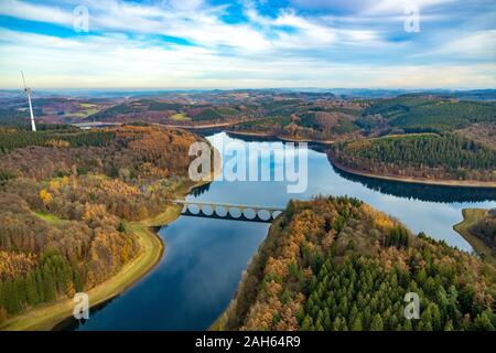 Fotografia aerea, Versetalsperre, ponte Klamer, acqua riflessione, acqua bassa presso la banca area, Lüdenscheid, Märkischer Kreis, Sauerland, Renania del Nord- Foto Stock