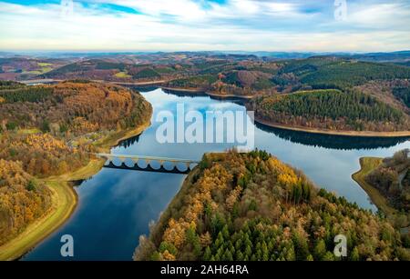 Fotografia aerea, Versetalsperre, ponte Klamer, acqua riflessione, acqua bassa presso la banca area, Lüdenscheid, Märkischer Kreis, Sauerland, Renania del Nord- Foto Stock