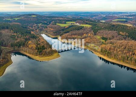 Fotografia aerea, Versetalsperre, ponte Klamer, acqua riflessione, acqua bassa presso la banca area, Lüdenscheid, Märkischer Kreis, Sauerland, Renania del Nord- Foto Stock