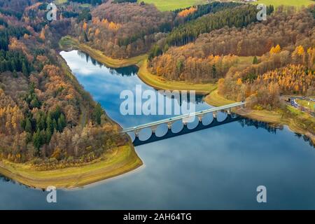 Fotografia aerea, Versetalsperre, ponte Klamer, acqua riflessione, acqua bassa presso la banca area, Lüdenscheid, Märkischer Kreis, Sauerland, Renania del Nord- Foto Stock