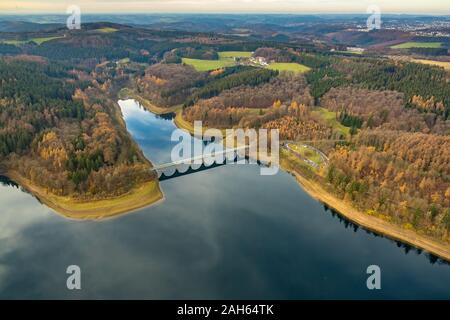 Fotografia aerea, Versetalsperre, ponte Klamer, acqua riflessione, acqua bassa presso la banca area, Lüdenscheid, Märkischer Kreis, Sauerland, Renania del Nord- Foto Stock