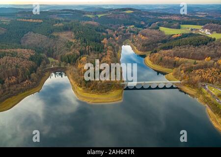 Fotografia aerea, Versetalsperre, ponte Klamer, acqua riflessione, acqua bassa presso la banca area, Lüdenscheid, Märkischer Kreis, Sauerland, Renania del Nord- Foto Stock