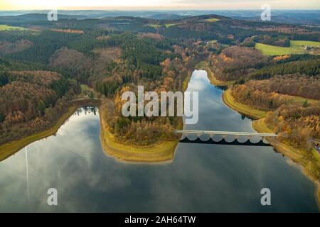 Fotografia aerea, Versetalsperre, ponte Klamer, acqua riflessione, acqua bassa presso la banca area, Lüdenscheid, Märkischer Kreis, Sauerland, Renania del Nord- Foto Stock