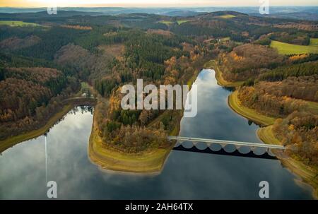 Fotografia aerea, Versetalsperre, ponte Klamer, acqua riflessione, acqua bassa presso la banca area, Lüdenscheid, Märkischer Kreis, Sauerland, Renania del Nord- Foto Stock