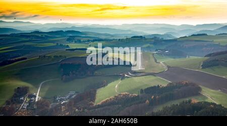 Fotografia aerea, Flughafen Meschede-Schüren, Flugplatzgesellschaft Meschede mbH, pista rurale, pista, piccolo aerodromo, aviazione generale, GAT, Schüre Foto Stock