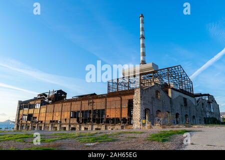 Drapetsona, Grecia - 11 Novembre 2019: abbandonata fabbrica di fertilizzanti vicino al porto di Pireo Foto Stock