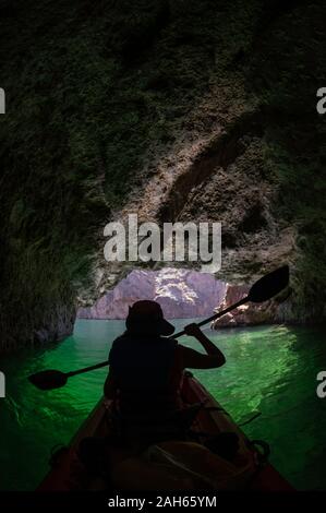 Julie kayak in Grotta dello Smeraldo, Black Canyon del Fiume Colorado, Arizona Foto Stock