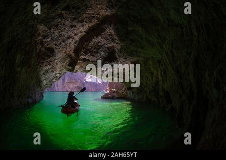 Julie kayak in Grotta dello Smeraldo, Black Canyon del Fiume Colorado, Arizona Foto Stock