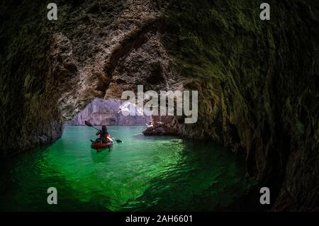 Julie kayak in Grotta dello Smeraldo, Black Canyon del Fiume Colorado, Arizona Foto Stock