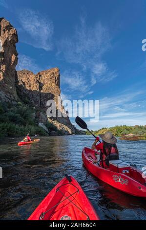 Il kayak il sale del fiume dal lago del Saguaro Guest Ranch, Arizona Foto Stock