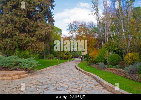 Brown sentiero in pietra nel parco naturale della città romana Italica, Siviglia, Spagna. Soleggiata giornata autunnale Foto Stock