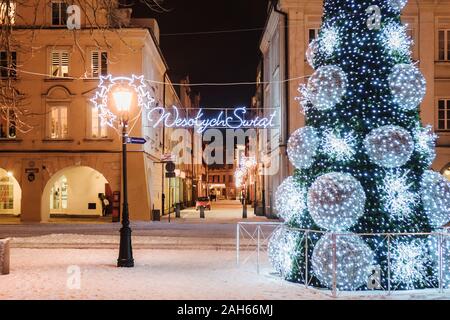 Addobbate a festa piazza con un albero di Natale Foto Stock