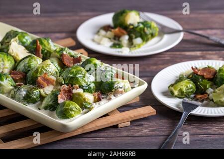 Cuocere i cavoletti di Bruxelles con pancetta. Foto Stock