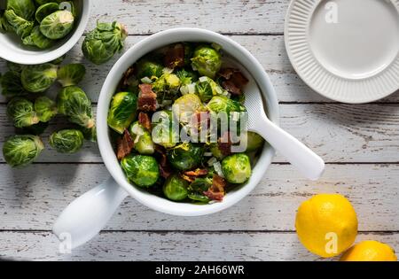 Cuocere i cavoletti di Bruxelles e la pancetta. Foto Stock