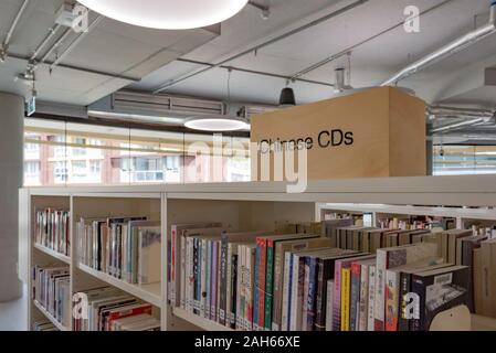 Un ripiano alto segno racconta le persone sono nella sezione cinese della Scambio di nuovo edificio che ospita un ristorante e la città di Sydney Library Foto Stock