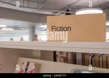 Un ripiano alto segno ricorda alle persone che si trovano nella zona di Fiction nel nuovo edificio di Exchange che ospita un ristorante e la città di Sydney Library Foto Stock