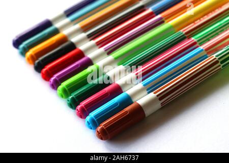 Chiudere fino sulla colorata le penne per marcatura sono disposti in una fila Foto Stock