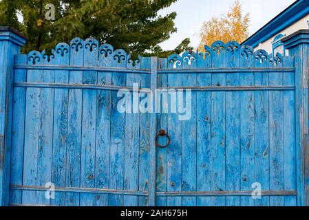 Vista della vecchia russo cancelli in legno di colore blu con incisioni sulla parte superiore Foto Stock
