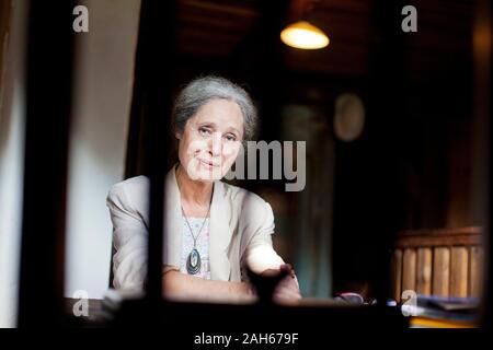 Tana Fischerova, attrice Ceca, ex membro del parlamento e il candidato presidenziale 2013 elezione diretta, pone al suo cottage in Kytlice, su T Foto Stock