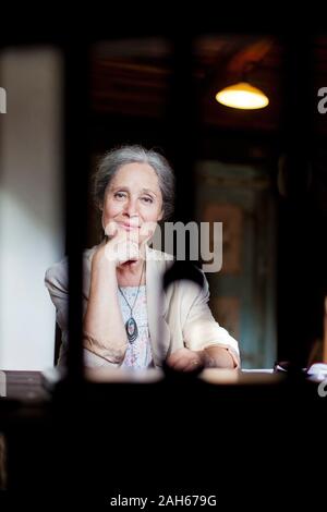 Tana Fischerova, attrice Ceca, ex membro del parlamento e il candidato presidenziale 2013 elezione diretta, pone al suo cottage in Kytlice, su T Foto Stock