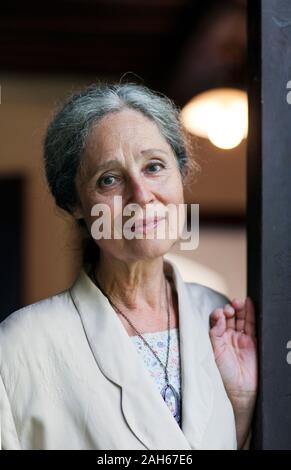 Tana Fischerova, attrice Ceca, ex membro del parlamento e il candidato presidenziale 2013 elezione diretta, pone al suo cottage in Kytlice, su T Foto Stock